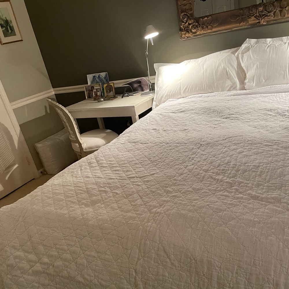 GORGEOUS QUEEN WHITE QUILT